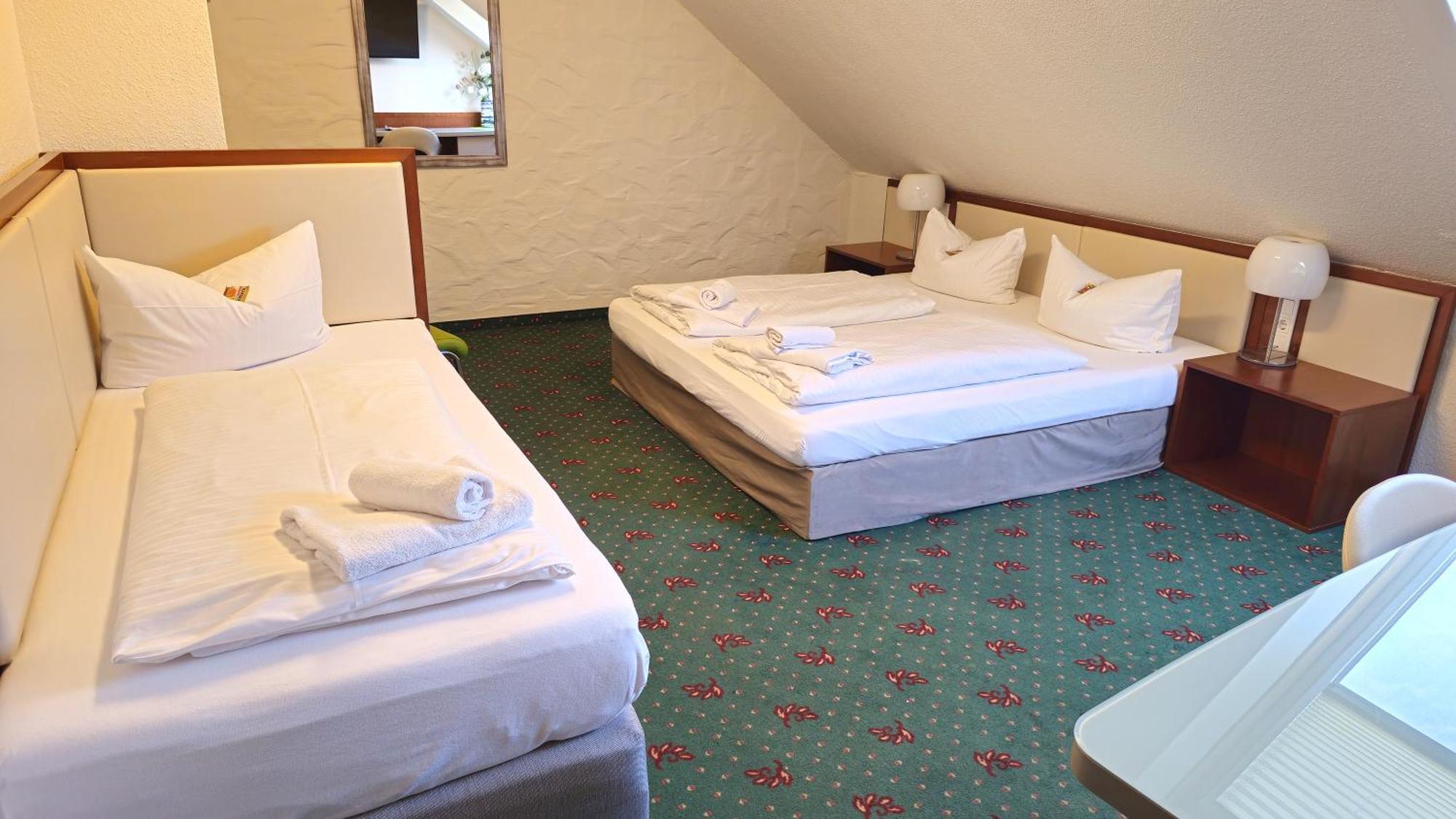 Hotel Avenue Altenfurt ニュルンベルク エクステリア 写真